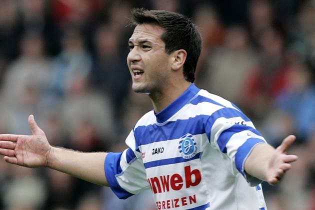 Onderwerp Subject: De Graafschap Eredivisie Reklame: Club Team Country: De Graafschap Seizoen Season: 2004 2005 FOTO PHOTO: De Graafschap s Jhon VAN BEUKERING DOETINCHEM NLD Content not available for redistribution in The Netherlands directly or indirectly through any third parties. Copyright: xBSRxAgencyx 04191024Q1K3818
