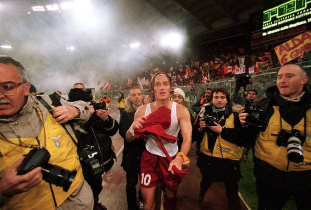 002 Onderwerp Subject: S.S. LAZIO - AS ROMA Serie A Seizoen Season: 2000 2001 FOTO PHOTO: AS ROMA s Francesco TOTTI and the media ROMA ITY Content not available for redistribution in The Netherlands directly or indirectly through any third parties. Copyright: xBSRxAgencyx 00197076