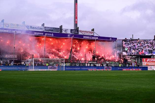 Pyro Pyrotechnics Fanblock Hannover, VfL Osnabrueck vs Hannover 96, Football, 2 Bundesliga, 23 Matchday, 24 02 2024 DFB regulations prohibit any use of photographs as image sequences and or quasi video Osnabrueck Niedersachsen Germany Copyright: xkolbert-press MarcxNiemeyerx