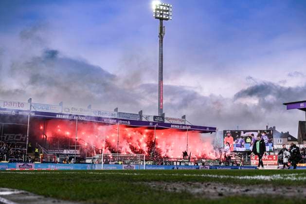 Pyro Pyrotechnics Fanblock Hannover, VfL Osnabrueck vs Hannover 96, Football, 2 Bundesliga, 23 Matchday, 24 02 2024 DFB regulations prohibit any use of photographs as image sequences and or quasi video Osnabrueck Niedersachsen Germany Copyright: xkolbert-press MarcxNiemeyerx