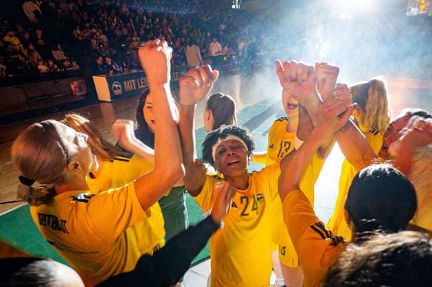 Basketball Berlin 24 02 2024 Season 2023 2024 1 Bundesliga DBBL Alba Berlin Saarlouis Royals Team Alba before the game Deeshyra Thomas Alba, No 24 mi