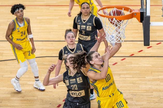 Basketball Berlin 24.02.2024 Saison 2023 2024 1. Bundesliga DBBL Alba Berlin - Saarlouis Royals Maggie Mulligan (Alba, No.00) Margaret Maria Ivanova Kostourkova (Saarlouis, No.20)