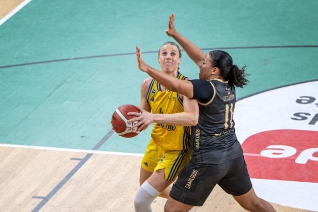 Basketball Berlin 24.02.2024 Saison 2023 2024 1. Bundesliga DBBL Alba Berlin - Saarlouis Royals Marie Bertholdt (Alba, No.04) Destiny Lynn Littleton (Saarlouis, No.11)