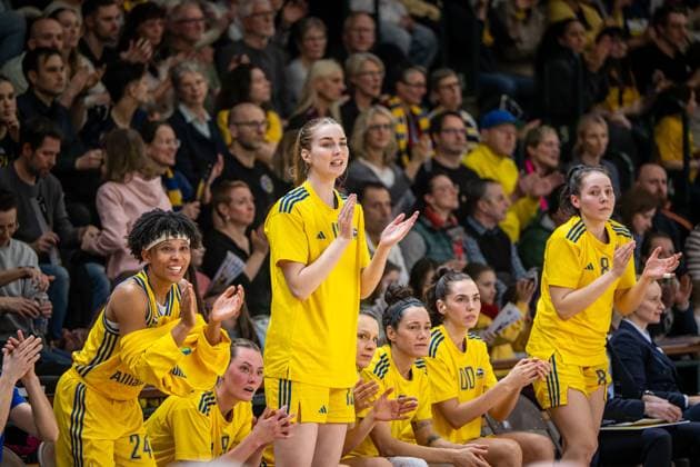 Basketball Berlin 24 02 2024 Season 2023 2024 1 Bundesliga DBBL Alba Berlin Saarlouis Royals Jubel Alba Deeshyra Thomas Alba, No 24 Wiebke Schwartau Alba, No 13