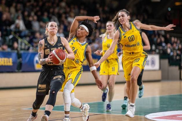 Basketball Berlin 24 02 2024 Season 2023 2024 1 Bundesliga DBBL Alba Berlin Saarlouis Royals Sylwia Bujniak Saarlouis, No 03 Deeshyra Thomas Alba, No 24 Maggie Mulligan Alba, No 00 Margaret
