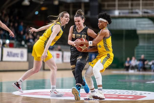 Basketball Berlin 24 02 2024 Season 2023 2024 1 Bundesliga DBBL Alba Berlin Saarlouis Royals Deeshyra Thomas Alba, No 24 Sanja Mandic Saarlouis, No 10