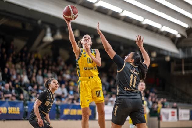 Basketball Berlin 24 02 2024 Season 2023 2024 1 Bundesliga DBBL Alba Berlin Saarlouis Royals Maggie Mulligan Alba, No 00 Margaret Destiny Lynn Littleton Saarlouis, No 11