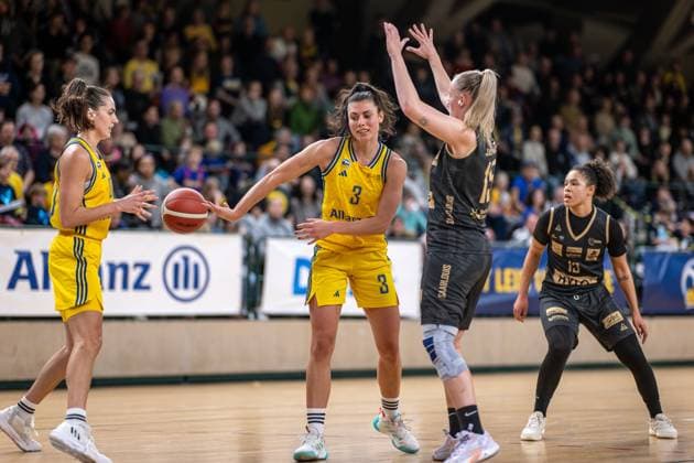 Basketball Berlin 24 02 2024 Season 2023 2024 1 Bundesliga DBBL Alba Berlin Saarlouis Royals Theresa Simon Alba, No 03 Maggie Mulligan Alba, No 00 Margaret li Monika Jasnowska Saarlouis, No 15