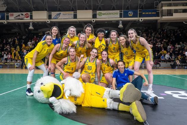 Basketball Berlin 24 02 2024 Season 2023 2024 1 Bundesliga DBBL Alba Berlin Saarlouis Royals Cheering after the victory Alba Maggie Mulligan Alba, No 00 Margaret Stefanie Grigoleit Alba, No 02 Theresa Simon Alba, No 03 Marie Bertholdt Alba, No 04 Lucy Reuss Alba, No 05 Reuss Tessa Stammberger Alba, No 06 Leoni Kreyenfeld Alba, No 07 Henriette Höfermann Alba, No 08 Laina Snyder Alba, No 09 Nina Rosemeyer Alba, No 11 Lena Gohlisch Alba, No 12 Wiebke Schwartau Alba, No 13 Deeshyra Thomas Alba, No 24