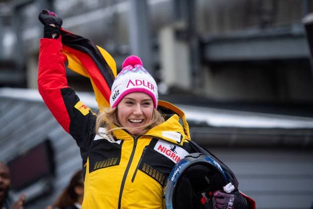 Bilder des Jahres 2024, Sport 02 Februar Sport Themen der Woche KW08 Sport Bilder des Tages Laura Nolte (Deutschland) wird Weltmeisterin und jubelt auf dem Podium bei der Flower Ceremony ueber Sieg und Titelverteidigung, GER, IBSF BMW Bob Weltmeisterschaft Winterberg, Finale Monobob Damen, 25.02.2024 GER, IBSF BMW Bob Weltmeisterschaft Winterberg, Finale Monobob Damen, 25.02.2024 Winterberg *** Laura Nolte Germany becomes world champion and celebrates victory and title defense on the podium at the Flower Ceremony, GER, IBSF BMW Bobsleigh World Championship Winterberg, Final Monobob Women, 25 02 2024 GER, IBSF BMW Bobsleigh World Championship Winterberg, Final Monobob Women, 25 02 2024 Winterberg Copyright: xEibner-Pressefoto Memmlerx EP_MMR