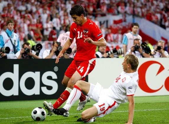 Onderwerp Subject: Austria - Poland EURO 2008 Reklame: Club Team Country: Austria - Poland Seizoen Season: 2007 2008 2008 2009 FOTO PHOTO: Austria s Gyorgy GARICS (L) in duel with Poland s Rafal MURAWSKI (R) Austria Content not available for redistribution in The Netherlands directly or indirectly through any third parties. Copyright: xBSRxAgencyx 08690612CMKK9926