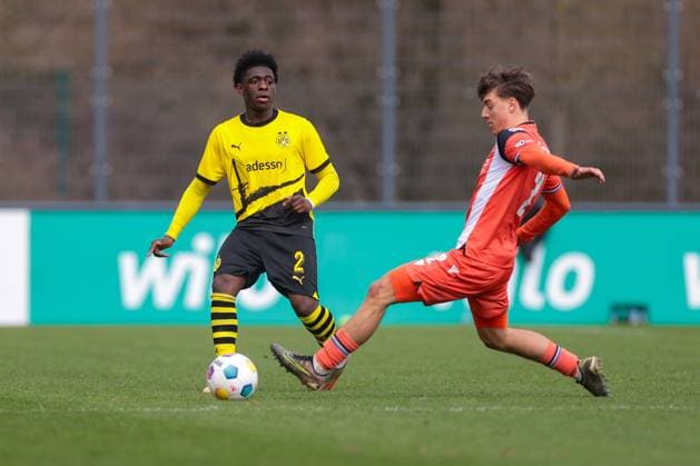 25 02 2024, Football, Season 2023 2024, A Junior Bundesliga, Matchday 18, Borussia Dortmund U19 Arminia Bielefeld U19, f l William Rashidi Borussia Dortmund U19 , Max Lippert Arminia Bielefeld U19 , Dortmund Training ground BVB NRW Germany xRHR PHOTO DEx Copyright: DennisxEwert RHR-FOTOx RHR-FOTO DE