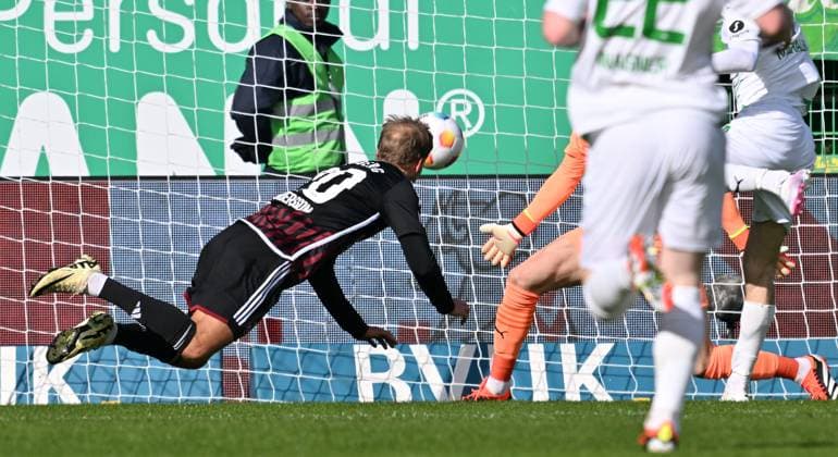 25 02 2024 Soccer Season 2023 2024 2 Soccer Bundesliga 23 Matchday SpVgg Greuther Fürth Kleeblatt 1 FC Nürnberg FCN Club Derby Frankenderby Sportfoto Zink xwoxzix DFL regulations prohibit any use of photographs as image sequences and or quasi video only for editorial use Sebastian Andersson 20, 1 FC Nürnberg FCN erzielt Treffer Tor Torschuß zum 0 1