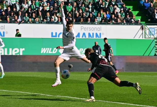 25 02 2024 Soccer Season 2023 2024 2 Soccer Bundesliga 23 Matchday SpVgg Greuther Fürth Kleeblatt 1 FC Nürnberg FCN Club Derby Frankenderby Sportfoto Zink MeZi xmexzix DFL regulations prohibit any use of photographs as image sequences and or quasi video only for editorial use Sebastian Andersson 20, 1 FC Nürnberg FCN erzielt Treffer Tor Torschuß zum 0 1 gegen Damian Michalski 4, SpVgg Greuther Fürth