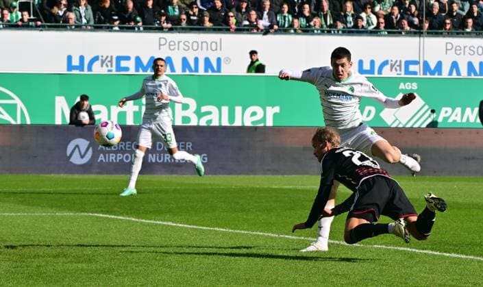 25 02 2024 Soccer Season 2023 2024 2 Soccer Bundesliga 23 Matchday SpVgg Greuther Fürth Kleeblatt 1 FC Nürnberg FCN Club Derby Frankenderby Sportfoto Zink MeZi xmexzix DFL regulations prohibit any use of photographs as image sequences and or quasi video only for editorial use Sebastian Andersson 20, 1 FC Nürnberg FCN erzielt Treffer Tor Torschuß zum 0 1 gegen Damian Michalski 4, SpVgg Greuther Fürth