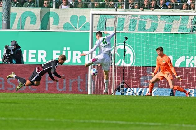 25 02 2024 Soccer Season 2023 2024 2 Soccer Bundesliga 23 Matchday SpVgg Greuther Fürth Kleeblatt 1 FC Nürnberg FCN Club Derby Frankenderby Sportfoto Zink AlSch xalxscx DFL regulations prohibit any use of photographs as image sequences and or quasi video only for editorial use Sebastian Andersson 20, 1 FC Nürnberg FCN Tor Treffer zum 1 0 Damian Michalski 4, SpVgg Greuther Fürth Jonas Urbig 40, SpVgg Greuther Fürth