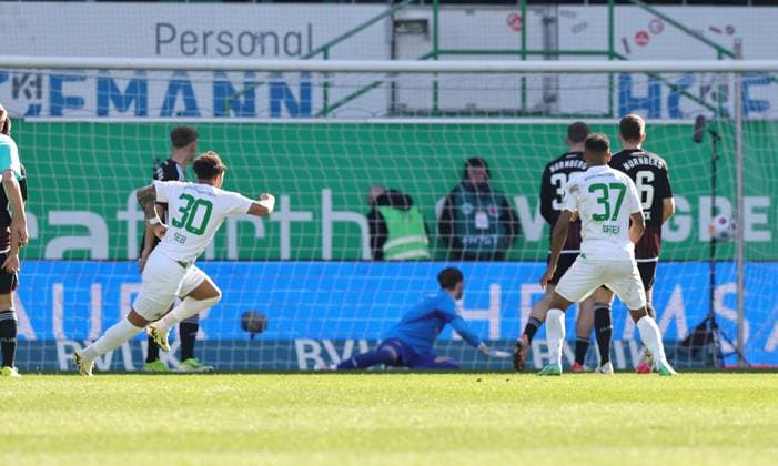 25 02 2024 Soccer Season 2023 2024 2 Soccer Bundesliga 23 Matchday SpVgg Greuther Fürth Kleeblatt 1 FC Nürnberg FCN Club Derby Frankenderby Sportfoto Zink DaMa xdaxmax DFL regulations prohibit any use of photographs as image sequences and or quasi video only for editorial use Tor Treffer Torschuß zum 1 1 Torschütze Armindo Sieb 30, SpVgg Greuther Fürth vs Carl Klaus 1, 1 FC Nürnberg FCN