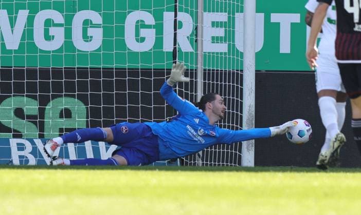 25 02 2024 Soccer Season 2023 2024 2 Soccer Bundesliga 23 Matchday SpVgg Greuther Fürth Kleeblatt 1 FC Nürnberg FCN Club Derby Frankenderby Sportfoto Zink DaMa xdaxmax DFL regulations prohibit any use of photographs as image sequences and or quasi video only for editorial use Carl Klaus 1, 1 FC Nürnberg FCN hält Ball