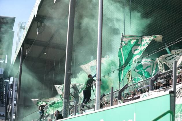 25 02 2024 Soccer Season 2023 2024 2 Soccer Bundesliga 23 Matchday SpVgg Greuther Fürth Kleeblatt 1 FC Nürnberg FCN Club Derby Frankenderby Sportfoto Zink DaMa xdaxmax DFL regulations prohibit any use of photographs as image sequences and or quasi video only for editorial use Zuschauer Publikum Fans Kleeblattfans der SpVgg mit Pyrotechnik Pyro Bengalfackel Bengalfackeln Rauch