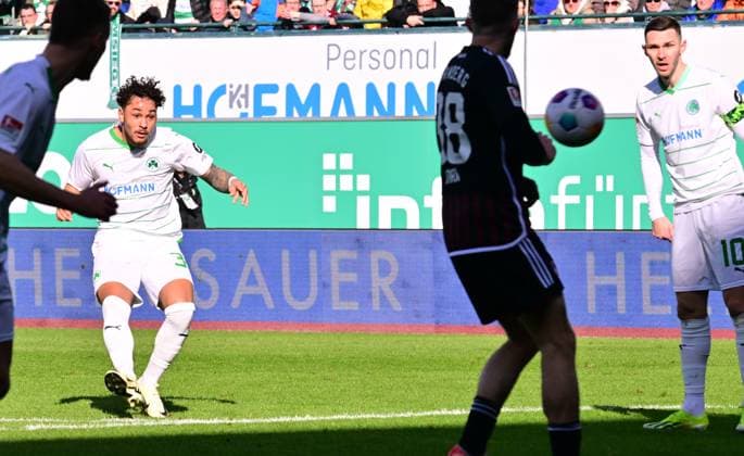 25 02 2024 Soccer Season 2023 2024 2 Soccer Bundesliga 23 Matchday SpVgg Greuther Fürth Kleeblatt 1 FC Nürnberg FCN Club Derby Frankenderby Sportfoto Zink xwoxzix DFL regulations prohibit any use of photographs as image sequences and or quasi video only for editorial use Armindo Sieb 30, SpVgg Greuther Fürth erzielt Treffer Tor Torschuß zum 1 1