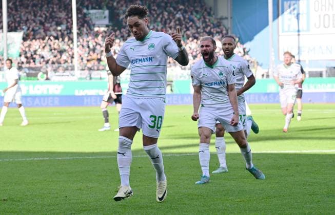 25 02 2024 Soccer Season 2023 2024 2 Soccer Bundesliga 23 Matchday SpVgg Greuther Fürth Kleeblatt 1 FC Nürnberg FCN Club Derby Frankenderby Sportfoto Zink xwoxzix DFL regulations prohibit any use of photographs as image sequences and or quasi video only for editorial use Torjubel Jubel nach Treffer Tor Torschuß zum 1 1 durch Armindo Sieb 30, SpVgg Greuther Fürth Armindo Sieb 30, SpVgg Greuther Fürth Simon Asta 2, SpVgg Greuther Fürth