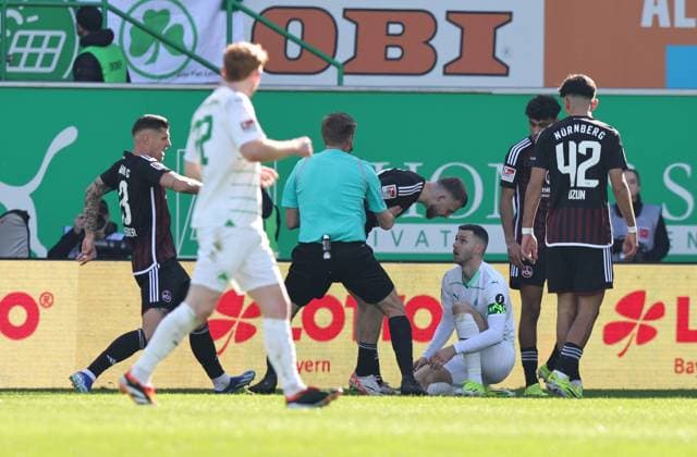 25 02 2024 Soccer Season 2023 2024 2 Soccer Bundesliga 23 Matchday SpVgg Greuther Fürth Kleeblatt 1 FC Nürnberg FCN Club Derby Frankenderby Sportfoto Zink DaMa xdaxmax DFL regulations prohibit any use of photographs as image sequences and or quasi video only for editorial use Rudelbildung beider Mannschaften Teams