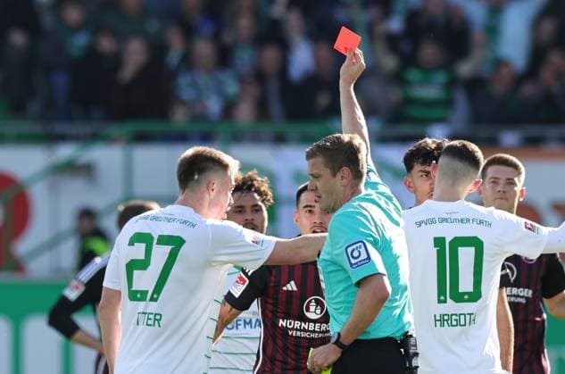 Sport Themen der Woche KW08 Sport Bilder des Tages 25.02.2024 - Fussball - Saison 2023 2024 - 2. Fussball - Bundesliga - 23. Spieltag: SpVgg Greuther Fürth ( Kleeblatt ) - 1. FC Nürnberg FCN ( Club ) Derby Frankenderby - Sportfoto Zink DaMa - xdaxmax - DFL regulations prohibit any use of photographs as image sequences and or quasi-video - only for editorial use - Robert Schröder (Schiedsrichter) zeigt Jens Castrop ( 17, 1. FC Nürnberg FCN ) die gelb-rote Karte Rot *** 25 02 2024 Soccer Season 2023 2024 2 Soccer Bundesliga 23 Matchday SpVgg Greuther Fürth Kleeblatt 1 FC Nürnberg FCN Club Derby Frankenderby Sportfoto Zink DaMa xdaxmax DFL regulations prohibit any use of photographs as image sequences and or quasi video only for editorial use Robert Schröder Referee shows Jens Castrop 17, 1 FC Nürnberg FCN the yellow red card Red