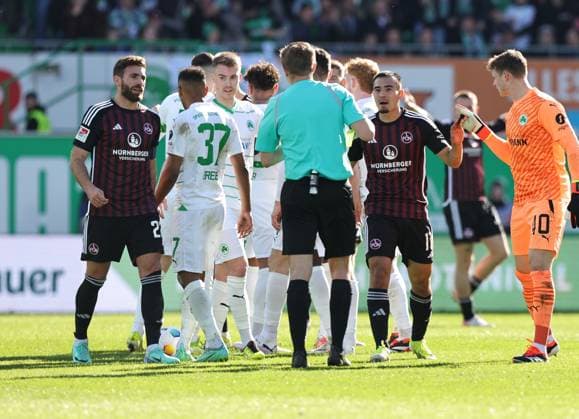 25 02 2024 Soccer Season 2023 2024 2 Soccer Bundesliga 23 Matchday SpVgg Greuther Fürth Kleeblatt 1 FC Nürnberg FCN Club Derby Frankenderby Sportfoto Zink DaMa xdaxmax DFL regulations prohibit any use of photographs as image sequences and or quasi video only for editorial use Enrico Valentini 22, 1 FC Nürnberg FCN Jens Castrop 17, 1 FC Nürnberg FCN discuss with Robert Schröder Referee after yellow red card Red for Jens Castrop 17, 1 FC Nürnberg FCN