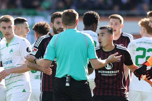 25 02 2024 Soccer Season 2023 2024 2 Soccer Bundesliga 23 Matchday SpVgg Greuther Fürth Kleeblatt 1 FC Nürnberg FCN Club Derby Frankenderby Sportfoto Zink DaMa xdaxmax DFL regulations prohibit any use of photographs as image sequences and or quasi video only for editorial use Enrico Valentini 22, 1 FC Nürnberg FCN Jens Castrop 17, 1 FC Nürnberg FCN discuss with Robert Schröder Referee after yellow red card Red for Jens Castrop 17, 1 FC Nürnberg FCN