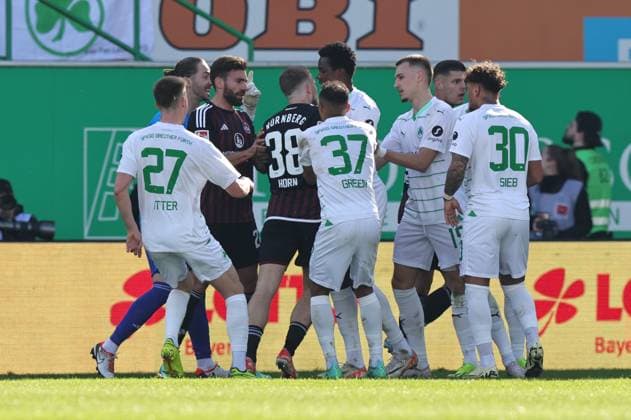 25 02 2024 Soccer Season 2023 2024 2 Soccer Bundesliga 23 Matchday SpVgg Greuther Fürth Kleeblatt 1 FC Nürnberg FCN Club Derby Frankenderby Sportfoto Zink DaMa xdaxmax DFL regulations prohibit any use of photographs as image sequences and or quasi video only for editorial use Rudelbildung beider Mannschaften Teams