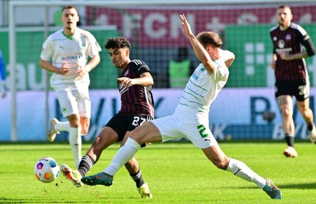 25 02 2024 Soccer Season 2023 2024 2 Soccer Bundesliga 23 Matchday SpVgg Greuther Fürth Kleeblatt 1 FC Nürnberg FCN Club Derby Frankenderby Sportfoto Zink MeZi xmexzix DFL regulations prohibit any use of photographs as image sequences and or quasi video only for editorial use Nathaniel Brown 27, 1 FC Nürnberg FCN, links Simon Asta 2, SpVgg Greuther Fürth