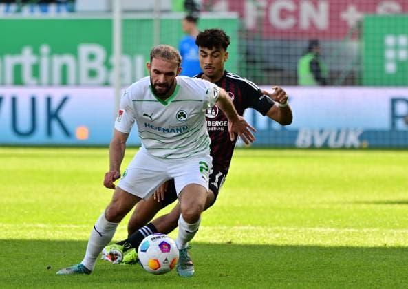 25 02 2024 Soccer Season 2023 2024 2 Soccer Bundesliga 23 Matchday SpVgg Greuther Fürth Kleeblatt 1 FC Nürnberg FCN Club Derby Frankenderby Sportfoto Zink MeZi xmexzix DFL regulations prohibit any use of photographs as image sequences and or quasi video only for editorial use Simon Asta 2, SpVgg Greuther Fürth vor Nathaniel Brown 27, 1 FC Nürnberg FCN