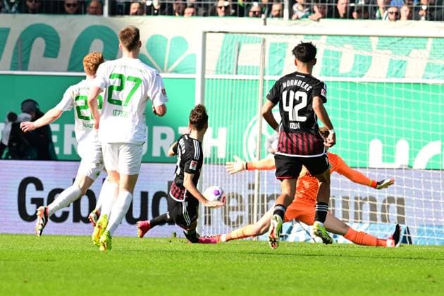 25 02 2024 Soccer Season 2023 2024 2 Soccer Bundesliga 23 Matchday SpVgg Greuther Fürth Kleeblatt 1 FC Nürnberg FCN Club Derby Frankenderby Sportfoto Zink AlSch xalxscx DFL regulations prohibit any use of photographs as image sequences and or quasi video only for editorial use Benjamin Goller 14, 1 FC Nürnberg FCN