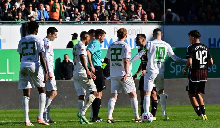25 02 2024 Soccer Season 2023 2024 2 Soccer Bundesliga 23 Matchday SpVgg Greuther Fürth Kleeblatt 1 FC Nürnberg FCN Club Derby Frankenderby Sportfoto Zink MeZi xmexzix DFL regulations prohibit any use of photographs as image sequences and or quasi video only for editorial use Robert Schröder Referee shows Jens Castrop 17, 1 FC Nürnberg FCN yellow red card sending off