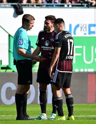 25 02 2024 Soccer Season 2023 2024 2 Soccer Bundesliga 23 Matchday SpVgg Greuther Fürth Kleeblatt 1 FC Nürnberg FCN Club Derby Frankenderby Sportfoto Zink MeZi xmexzix DFL regulations prohibit any use of photographs as image sequences and or quasi video only for editorial use Robert Schröder Referee shows Jens Castrop 17, 1 FC Nürnberg FCN yellow red card sending off Enrico Valentini 22, 1 FC Nürnberg FCN with it