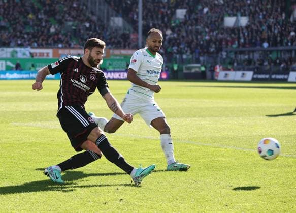 25 02 2024 Soccer Season 2023 2024 2 Soccer Bundesliga 23 Matchday SpVgg Greuther Fürth Kleeblatt 1 FC Nürnberg FCN Club Derby Frankenderby Sportfoto Zink DaMa xdaxmax DFL regulations prohibit any use of photographs as image sequences and or quasi video only for editorial use Enrico Valentini 22, 1 FC Nürnberg FCN flankt Flanke