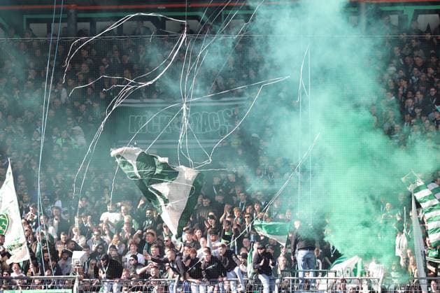 25 02 2024 Soccer Season 2023 2024 2 Soccer Bundesliga 23 Matchday SpVgg Greuther Fürth Kleeblatt 1 FC Nürnberg FCN Club Derby Frankenderby Sportfoto Zink DaMa xdaxmax DFL regulations prohibit any use of photographs as image sequences and or quasi video only for editorial use Pyrotechnik Pyro Bengalfackeln Bengalfackeln Rauch im Heimblock der Kleeblattfans