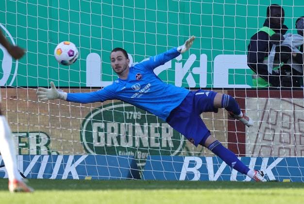 25 02 2024 Soccer Season 2023 2024 2 Soccer Bundesliga 23 Matchday SpVgg Greuther Fürth Kleeblatt 1 FC Nürnberg FCN Club Derby Frankenderby Sportfoto Zink DaMa xdaxmax DFL regulations prohibit any use of photographs as image sequences and or quasi video only for editorial use Carl Klaus 1, 1 FC Nürnberg FCN blickt auf Ball