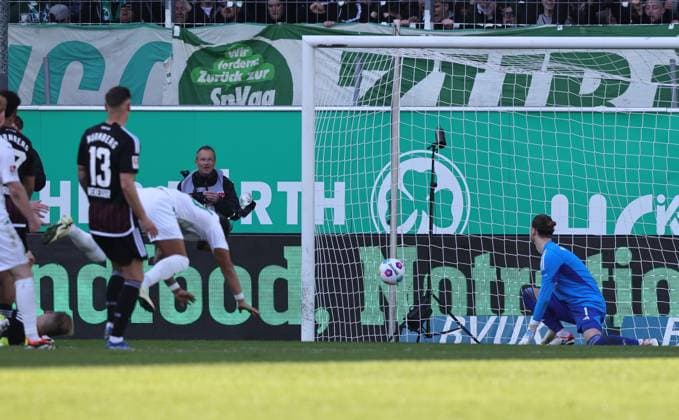 25 02 2024 Soccer Season 2023 2024 2 Soccer Bundesliga 23 Matchday SpVgg Greuther Fürth Kleeblatt 1 FC Nürnberg FCN Club Derby Frankenderby Sportfoto Zink DaMa xdaxmax DFL regulations prohibit any use of photographs as image sequences and or quasi video only for editorial use Tor Treffer Torschuß zum 2 1 Torschütze Armindo Sieb 30, SpVgg Greuther Fürth vs Carl Klaus 1, 1 FC Nürnberg FCN