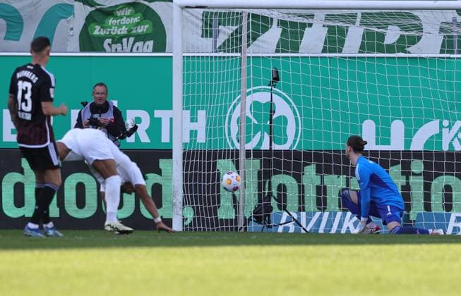 25 02 2024 Soccer Season 2023 2024 2 Soccer Bundesliga 23 Matchday SpVgg Greuther Fürth Kleeblatt 1 FC Nürnberg FCN Club Derby Frankenderby Sportfoto Zink DaMa xdaxmax DFL regulations prohibit any use of photographs as image sequences and or quasi video only for editorial use Tor Treffer Torschuß zum 2 1 Torschütze Armindo Sieb 30, SpVgg Greuther Fürth vs Carl Klaus 1, 1 FC Nürnberg FCN