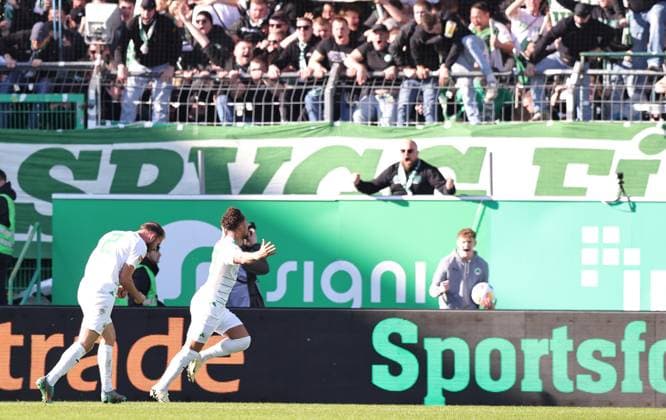 25 02 2024 Soccer Season 2023 2024 2 Soccer Bundesliga 23 Matchday SpVgg Greuther Fürth Kleeblatt 1 FC Nürnberg FCN Club Derby Frankenderby Sportfoto Zink DaMa xdaxmax DFL regulations prohibit any use of photographs as image sequences and or quasi video only for editorial use Jubel Freude Torjubel nach Tor zum 2 1 Armindo Sieb 30, SpVgg Greuther Fürth und Kleeblattfans Zuschauer Publikum Fans jubelt freut sich Torschütze Armindo Sieb 30, SpVgg Greuther Fürth