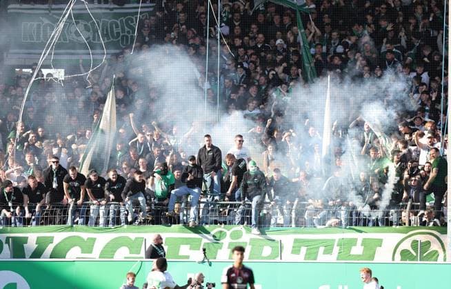 25 02 2024 Soccer Season 2023 2024 2 Soccer Bundesliga 23 Matchday SpVgg Greuther Fürth Kleeblatt 1 FC Nürnberg FCN Club Derby Frankenderby Sportfoto Zink DaMa xdaxmax DFL regulations prohibit any use of photographs as image sequences and or quasi video only for editorial use Kleeblattfans mit Pyrotechnik Pyro Bengalfackel Bengalfackeln Rauch