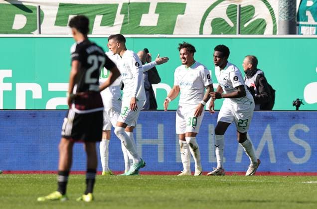 25 02 2024 Soccer Season 2023 2024 2 Soccer Bundesliga 23 Matchday SpVgg Greuther Fürth Kleeblatt 1 FC Nürnberg FCN Club Derby Frankenderby Sportfoto Zink DaMa xdaxmax DFL regulations prohibit any use of photographs as image sequences and or quasi video only for editorial use Jubel Freude Torjubel nach Tor zum 2 1 Armindo Sieb 30, SpVgg Greuther Fürth und Mannschaft Team jubelt freut sich Torschütze Armindo Sieb 30, SpVgg Greuther Fürth