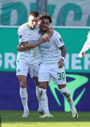 25 02 2024 Fußball Saison 2023 2024 2 Fussball Bundesliga 23 Spieltag SpVgg Greuther Fürth Kleeblatt 1 FC Nürnberg FCN Club Derby Frankenderby Sportfoto Zink DaMa xdaxmax DFL regulations prohibit any use of photographs as image sequences and or quasi video only for editorial use Jubel Freude Torjubel nach Tor zum 2 1 Tim Lemperle 19, SpVgg Greuther Fürth Armindo Sieb 30, SpVgg Greuther Fürth cheers happy goal scorer Armindo Sieb 30, SpVgg Greuther Fürth