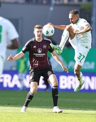 25 02 2024 Soccer Season 2023 2024 2 Soccer Bundesliga 23 Matchday SpVgg Greuther Fürth Kleeblatt 1 FC Nürnberg FCN Club Derby Frankenderby Sportfoto Zink DaMa xdaxmax DFL regulations prohibit any use of photographs as image sequences and or quasi video only for editorial use Florian Flick 6, 1 FC Nürnberg FCN Julian Green 37, SpVgg Greuther Fürth
