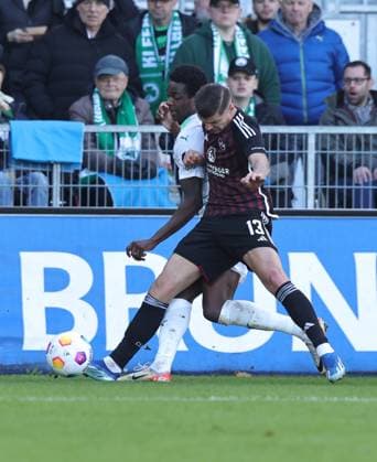 25 02 2024 Soccer Season 2023 2024 2 Soccer Bundesliga 23 Matchday SpVgg Greuther Fürth Kleeblatt 1 FC Nürnberg FCN Club Derby Frankenderby Sportfoto Zink DaMa xdaxmax DFL regulations prohibit any use of photographs as image sequences and or quasi video only for editorial use Gideon Jung 23, SpVgg Greuther Fürth Erik Wekesser 13, 1 FC Nürnberg FCN