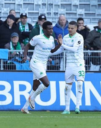 25 02 2024 Soccer Season 2023 2024 2 Soccer Bundesliga 23 Matchday SpVgg Greuther Fürth Kleeblatt 1 FC Nürnberg FCN Club Derby Frankenderby Sportfoto Zink DaMa xdaxmax DFL regulations prohibit any use of photographs as image sequences and or quasi video only for editorial use Gideon Jung 23, SpVgg Greuther Fürth Maximilian Solomon Dietz 33, SpVgg Greuther Fürth klatschen ab
