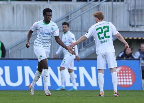 25 02 2024 Soccer Season 2023 2024 2 Soccer Bundesliga 23 Matchday SpVgg Greuther Fürth Kleeblatt 1 FC Nürnberg FCN Club Derby Frankenderby Sportfoto Zink DaMa xdaxmax DFL regulations prohibit any use of photographs as image sequences and or quasi video only for editorial use Gideon Jung 23, SpVgg Greuther Fürth Robert Wagner 22, SpVgg Greuther Fürth klatschen ab