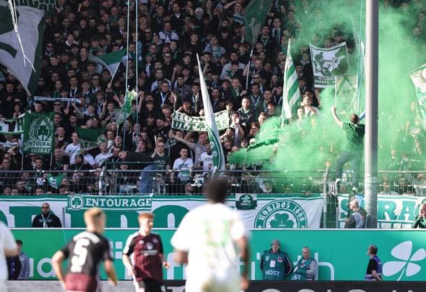 25 02 2024 Soccer Season 2023 2024 2 Soccer Bundesliga 23 Matchday SpVgg Greuther Fürth Kleeblatt 1 FC Nürnberg FCN Club Derby Frankenderby Sportfoto Zink DaMa xdaxmax DFL regulations prohibit any use of photographs as image sequences and or quasi video only for editorial use Symbolbild Symbolfoto Feature Impression Pyrotechnik Pyro Bengalfackel Bengalfackeln Rauch der Kleeblattfans
