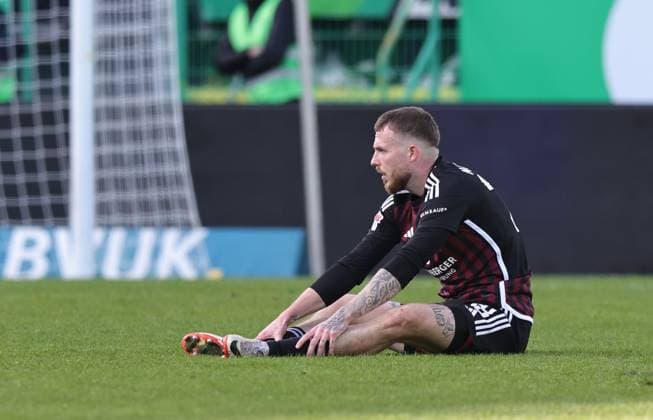 25 02 2024 Soccer Season 2023 2024 2 Soccer Bundesliga 23 Matchday SpVgg Greuther Fürth Kleeblatt 1 FC Nürnberg FCN Club Derby Frankenderby Sportfoto Zink DaMa xdaxmax DFL regulations prohibit any use of photographs as image sequences and or quasi video only for editorial use Jannes Kilian Horn 38, 1 FC Nürnberg FCN sits with pain injury hurt disappointed disappointment on the ground